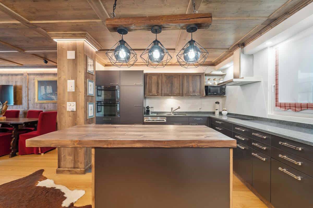 Kjøleskap, ovn, kokeplater og oppvaskmaskin