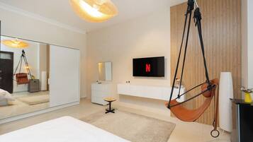 Studio – comfort, byutsikt | Strykejern/-brett, wi-fi (inkludert) og rullestolvennlig