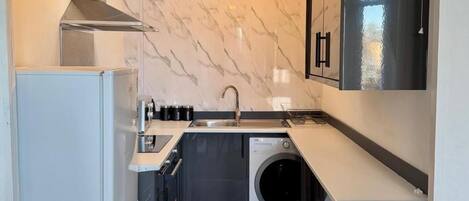 Køleskab, mikrobølgeovn, ovn, kogeplade