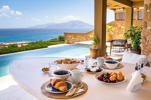 Outdoor dining - Vala Luxury Villa A (Karpathos)