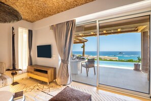 Villa, vue mer | Salle de séjour | TV connectée de 32 pouces avec chaînes par satellite, Netflix