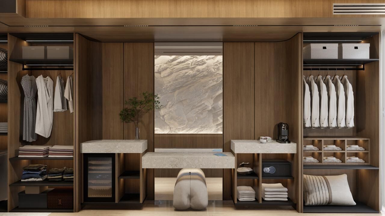 Een moderne, netjes ingerichte slaapkamer met een inbouwkast, een kaptafel met spiegel en een zithoek met uitzicht op een bergachtig landschap.