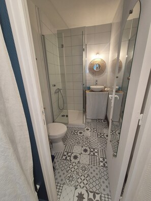 Dusche, Handtücher, Seife, Toilettenpapier