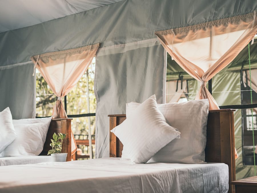 Barraca standard, sacada, vista para a colina | Área de estar | TV