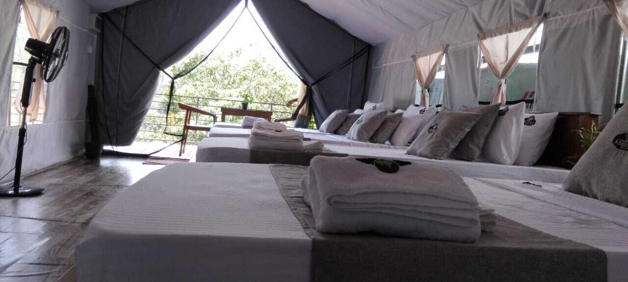 Tienda de campaña estándar, balcón, vista a la colina | Escritorio, espacio para trabajar con laptop y cortinas blackout 