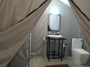 Tenda de campanya estàndard, balcó, vistes al turó | Bany