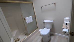 Regadera, secadora de cabello, toallas, jabón 