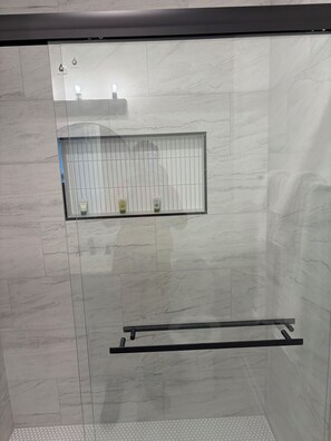 Dusche, Haartrockner, Handtücher, Seife