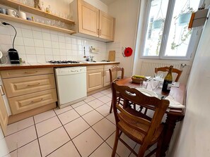 Réfrigérateur, four à micro-ondes, surface de cuisson, lave-vaisselle