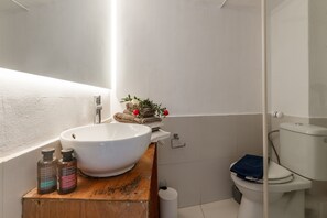 Een douche, handdoeken