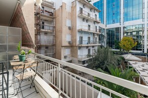 Outdoor dining - Apartment 'Unique Stays in Athens' with Shared Terrace, Wi-Fi and Air Conditioning (Kallithea)