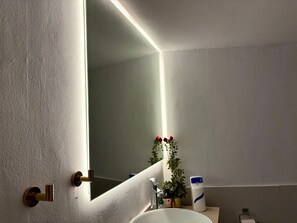 Shower, hair dryer, towels - Apartment 'Unique Stays in Athens' with Shared Terrace, Wi-Fi and Air Conditioning (Kallithea)