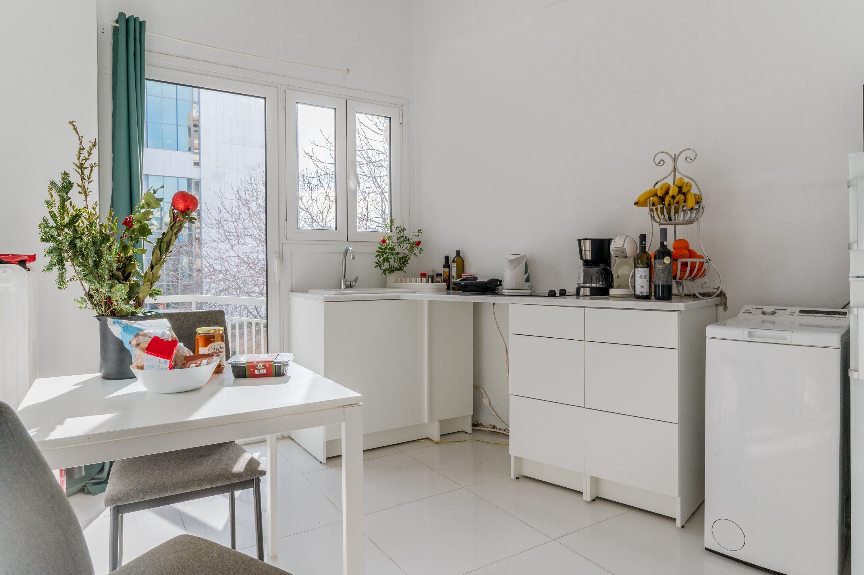 Kylskåp, mikrovågsugn, spishäll och kaffe- och tebryggare
