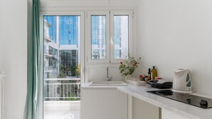 A modern kitchen with a window, a sink, and a countertop. - Apartment 'Unique Stays in Athens' with Shared Terrace, Wi-Fi and Air Conditioning (Kallithea)