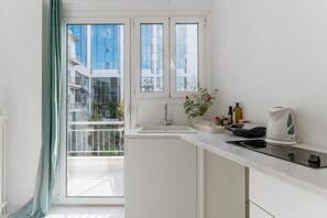 Frigorífico, microondas, placa de cocina y cafetera o tetera