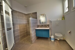 Shower, hair dryer, soap, toilet paper - Maison Gascogne (Marmande)