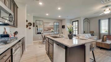 Micro-ondes, four, lave-vaisselle, cafetiĂšre/bouilloire