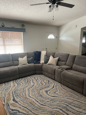 Smart TV - Newly Renovated 2BR/2BA + Golf Cart, WiFi & Streaming! (The Villages)