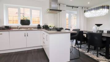 Cookware/dishes/utensils