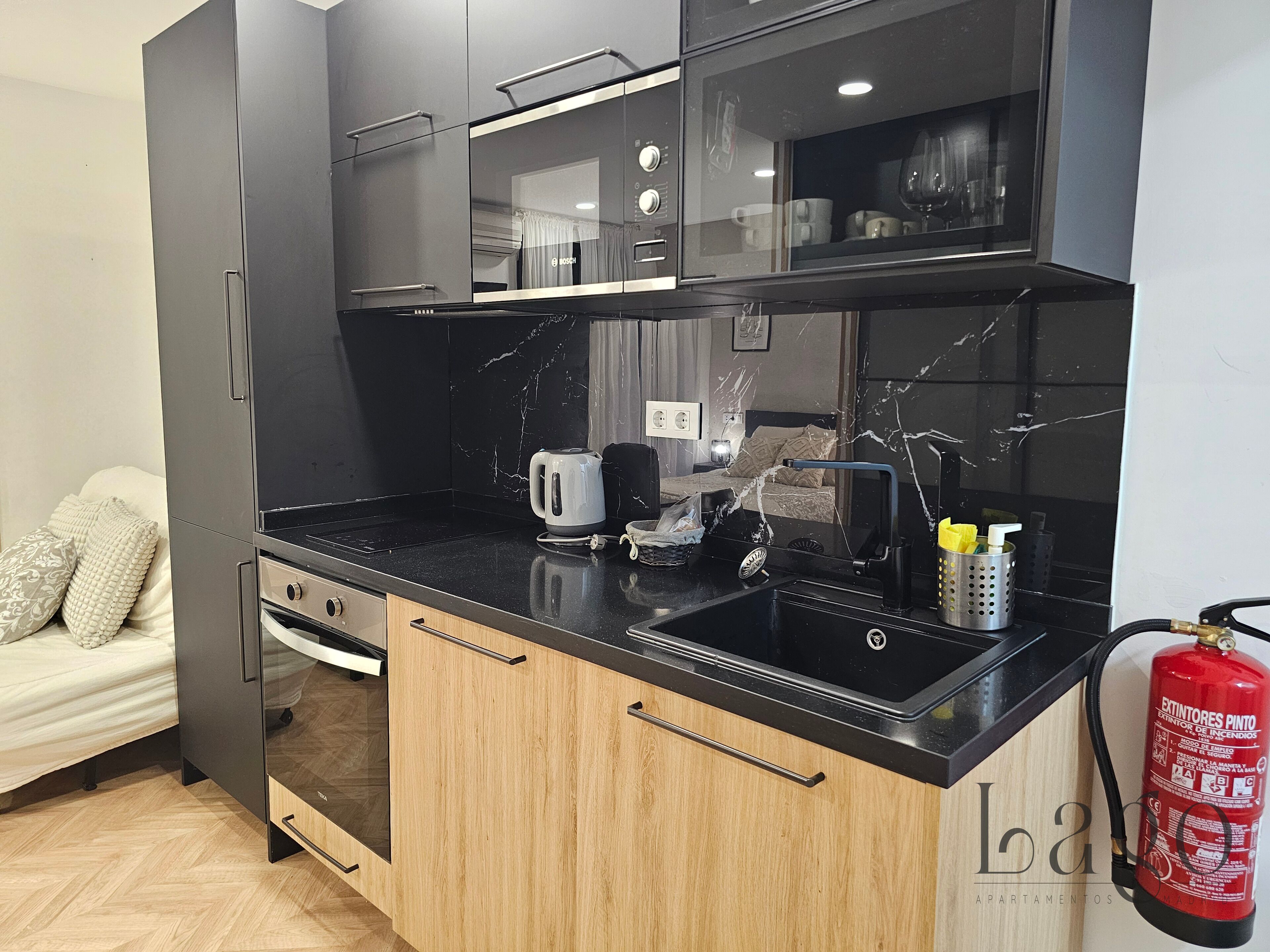 Réfrigérateur, micro-ondes, four, plaque de cuisson