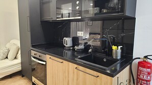 Kaffetrakter/tekoker, kjøleskap, mikrobølgeovn og ovn