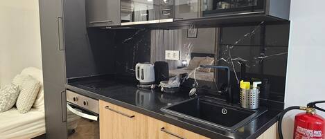 ثلاجة، ميكروويف، فرن، موقد طهي مسطح