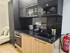 Frigorífico, microondas, horno y placa de cocina