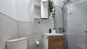 Dusj, hårføner, håndklær og såpe