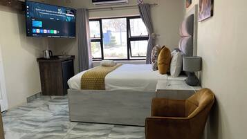 Kamar Double Standar, Bebas Asap Rokok | Meja kerja, ruang kerja ramah laptop, dan setrika/meja setrika