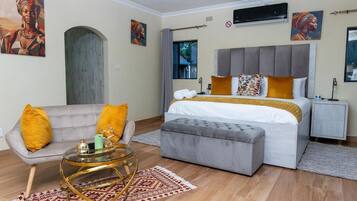 Meja kerja, ruang kerja ramah laptop, dan setrika/meja setrika