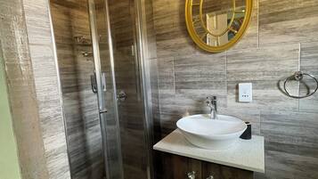 Kamar Double Standar, Bebas Asap Rokok | Kamar mandi | Shower, perlengkapan mandi gratis, handuk, dan sabun