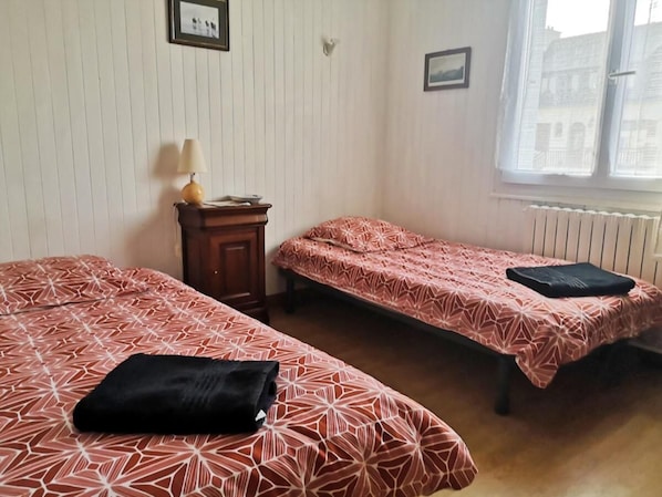 1 chambre, fer et planche à repasser, accès Internet, draps fournis