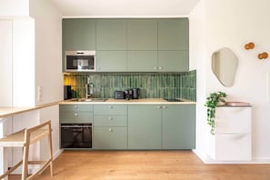 Fridge, microwave, stovetop, dishwasher