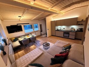 TV - Luxury Apart Sophia at Landhaus Daum, modern design in the Zillertal Alps (Schwendau)
