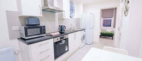 Jääkaappi, mikroaaltouuni, uuni, liesi