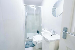Douche, sèche-cheveux, serviettes fournies