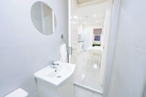 Een douche, een haardroger, handdoeken