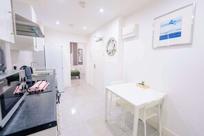 Fridge, microwave, oven, stovetop - Stylish 1BR Ground Level with Private Patio Garden (cardiff)