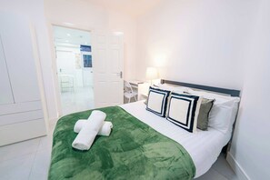1 bedroom, iron/ironing board, WiFi, bed sheets - Stylish 1BR Ground Level with Private Patio Garden (cardiff)