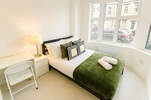 1 bedroom, iron/ironing board, WiFi, bed sheets - Stylish 1BR Ground Level with Private Patio Garden (cardiff)
