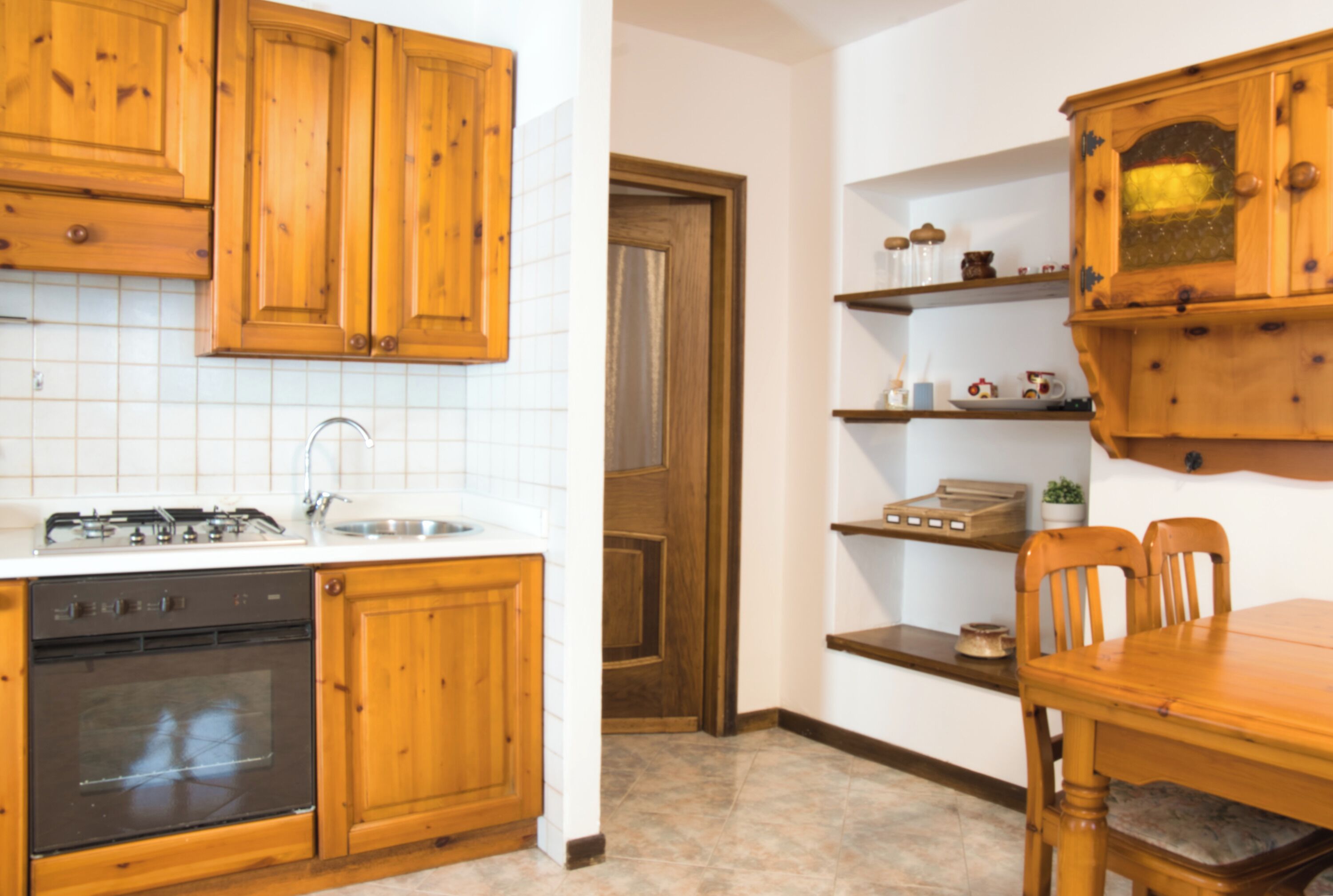 Réfrigérateur, four, plaque de cuisson, cafetière/bouilloire