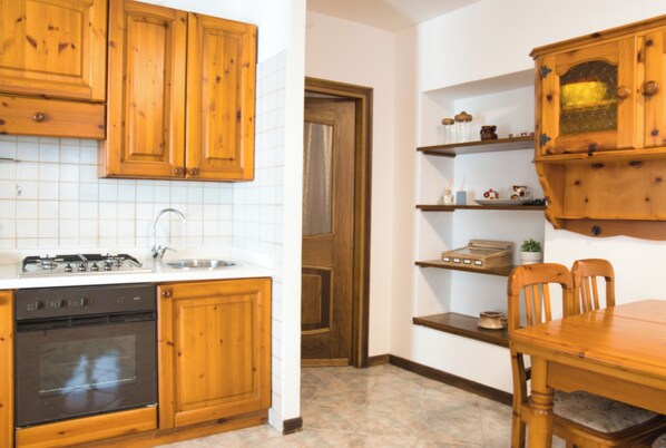 Réfrigérateur, four, plaque de cuisson, cafetière/bouilloire