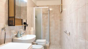 Dusche, Haartrockner, Bidet, Handtücher
