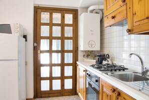 Frigorífico, microondas, horno y placa de cocina