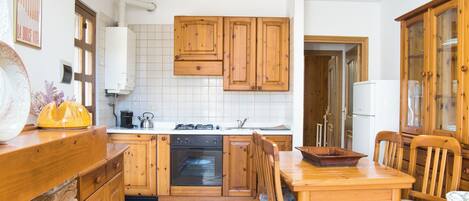 Geladeira, fogão, cooktop, cafeteira/chaleira