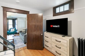 TV - Warm 5 bed Libertyville Getaway Close to Navy Base (Libertyville)