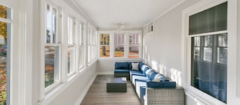 Warm 5 bed Libertyville Getaway Close to Navy Base