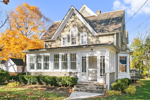 Warm 5 bed Libertyville Getaway Close to Navy Base