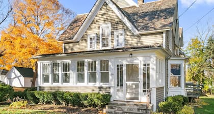 Warm 5 bed Libertyville Getaway Close to Navy Base