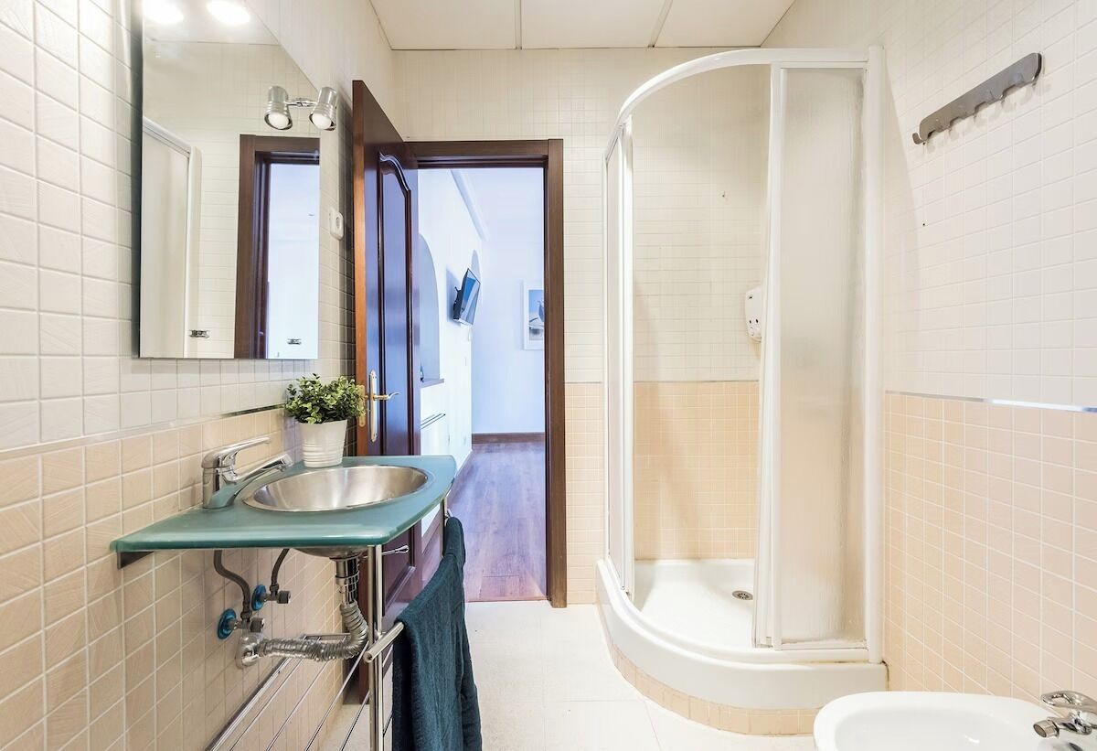 Een douche, een haardroger, handdoeken, zeep